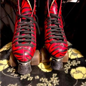 Limited edition metal plate zebra Moxie size 9 Skates